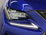 LEDヘッドランプには「オートマチックハイビームシステム」を搭載。夜間走行時にハイビームで走行可能と判断した場合、ロービームとハイビームを自動的に切り替え、前方視界確保をアシストします。