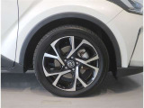 純正のアルミホイール装着車です。タイヤサイズは225/50R18です。