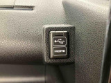 【HDMIソケット】 スマートフォンなどを接続するとディスプレイオーディオに画面表示され、停車時に動画も視聴可能です