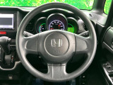 インテリアに合わせたデザインのステアリングは、運転される方のことも考え、運転しやすい形状、大きさです。是非一度、実際に触ってお確かめください。
