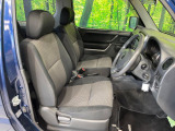 運転席まわりには十分なスペースがあり、大柄な方でもゆったり運転していただける環境です。