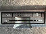 【ETC】有料道路を利用する際に料金所で停止することなく通過できる、ETC車載器(ノンストップ自動料金収受システム機器)が装備されています。セットアップを行うことで利用可能になります。