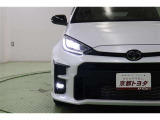 シャープなデザインの3灯式フルLEDヘッドライトです。周囲の明るさを感知して点灯・消灯するオートライト搭載。オートハイビームも搭載していますので面倒なヘッドライトの切替えは不要です。