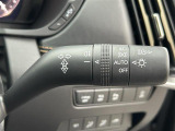 【オートライト(AUTO)】外の明るさをシステムが感知して、自動でヘッドライトが点灯します。ヘッドライトをつけ忘れを防ぐ便利機能です。