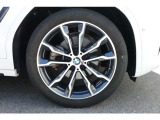 【BMWアロイホイール】軽量かつ強度に拘ったアロイホイール。走行性能ポテンシャルを引き出す設計。タイヤのサイドウォールが強化されたランフラットタイヤは、パンク時にタイヤがつぶれてもリムから外れません。