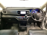 車内は光触媒抗菌消臭施工済です。インパネ周りはスタイリッシュなデザインで機能や装備も充実しています。グローブボックスやカップホルダーのほかにトレーなどたくさんの収納スペースが付いています。