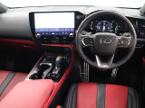 “F SPORT”専用装備として、パドルシフト付き本革ステアリング、本革シフトノブ、アルミスポーツペダル、本革スポーツシートなどが装備されています。