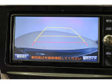 バックガイドモニター(バックモニター)付き。車両後方の映像をナビ画面に表示し、駐車などの後退操作をサポートします。