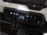【オートエアコン】温度を設定すれば自動で快適な車内温度を保ちます。エアコン内部の高性能脱臭フィルターで車内のアレルゲンや花粉を除去。