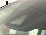 【セーフティシステムプラス】走行中に前方の車両等を認識し、衝突しそうな時は警報とブレーキで衝突回避と被害軽減をアシスト。より安全にドライブをお楽しみいただけます。