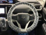 【ハンドル回り】インテリアに合わせたデザインのステアリングは、運転される方のことも考え、運転しやすい形状、大きさです。ぜひ一度、実際に触ってお確かめください。