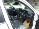 90°近く開いて乗り込みやすい運転席です。まっすぐ座って足を自然に下した位置にペダルがあるため、長時間でも疲れにくい運転を実現できます。