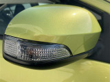 周りの車に「ウインカー&ハザード」を気付いてもらえる装備です。