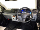 運転の際、常に目にする部分だけにシックで飽きのこないデザインが良いですね。