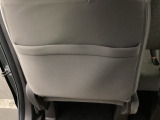 シートバックポケット付き。