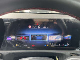 【マルチファンクションディスプレイ】メーターパネル内のディスプレイは瞬時に表示内容を理解できるためドライバーの負担を軽減し安全性を高めます。