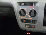 左右独立温度コントロールフルオートエアコンです。運転席、助手席それぞれで独立して温度設定ができます。冷え性の方が乗っても安心ですね♪