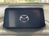 【マツダコネクト】車内の雰囲気にマッチした一体型タイプのディスプレイ。各種車輌設定やBluetooth再生等、様々な機能が楽しめます。専用SDカードのご購入で、ナビ機能も使用出来ます。