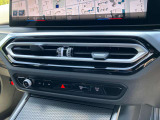 【左右独立式オートエアコン】☆運転席・助手席で個別に温度設定する事が可能。一定以上の大気中の有害物質を感知すると自動的に内気循環モードに切り替わるAUCを装備☆