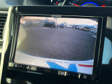 【バックカメラ】駐車時に後方がリアルタイム映像で確認できます。大型商業施設や立体駐車場での駐車時や、夜間のバック時に大活躍!運転スキルに関わらず、今や必須となった装備のひとつです!