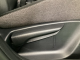 運転席にはドライバーの体型や好みに応じて前後方向だけでなく、高さの調整ができるシートリフターを装備!