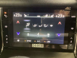 タッチパネル式のロアディスプレイで操作できるフルオートエアコンを装備。運転席と助手席で独立して設定温度を調節でき、花粉除去フィルターもついています。
