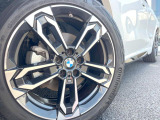 ●オプション19インチアルミホイール:輸入車ならではの卓越した走りを支えるホイールと足回りです!日本車の走りに慣れている方にもぜひ体感して頂きたいほど、高いレベルでまとまっています!