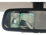 パノラミックビューモニター付きです。車両を上から見たような映像をディスプレイオーディオ画面に表示。運転席からの目視だけでは見にくい、車両周辺の状況をリアルタイムでしっかり確認できます。