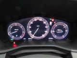 CX-60のメーター部です。車格に相応しいイルミネーション表示は確保しつつ、華美な装飾を避けて瞬時に必要な情報を読み取れる機能性にフューチャしたデザインや配置になっています。