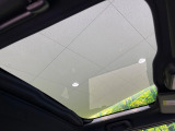 【ガラスルーフ】ガラスルーフ搭載で車内の解放感が一気にアップ!開放的なドライブをお楽しみいただけます。