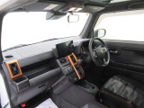 ダイハツのお店では、ダイハツ車を知り尽くしたプロフェッショナルが、専用の診断機器を使って各システムを点検しております。