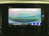 バックでの車庫入れも安心です! リアカメラが付いているバックモニター付のナビを装備しております。操作線もついており距離感も画面から確認できます。