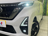 【LEDヘッドライト】悪天候や夜間走行時も良好な視界を確保し安心して運転できる高輝度LEDヘッドライトを装備!点灯速度が早く、消費電力も抑えられています。