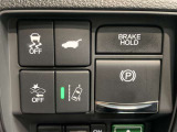 電子パーキングに加えてブレーキホールドシステムを装備しておりますので、信号待ちや踏み切り待ちでもブレーキを踏まずに停止できます!発進する際はアクセルを踏むだけですので渋滞時などはかなり楽ですね!
