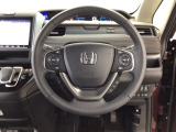 【ハンドル】運転にかかわる様々な操作を安全に行えるように視点移動が少なく操作性に配慮されたスイッチ類が凝縮されたコックピットです。