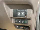 パワースライドドアの開閉はスマートキーのリモコンやドアノブは勿論、運転席側のスイッチ操作でも開閉ができ、安全・簡単です。