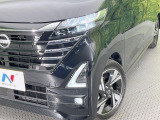 【LEDヘッドライト】悪天候や夜間走行時も良好な視界を確保し安心して運転できる高輝度LEDヘッドライトを装備!点灯速度が早く、消費電力も抑えられています。