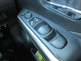 全席パワーウィンドウとなっています。運転席はオートになっているのでワンタッチ開閉することが出来ます。