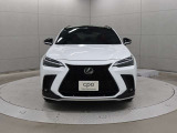 エクステリアは、一目でLEXUSとわかるスピンドルグリルを起点に、人が乗るキャビンの前後を大胆に絞り込んだ菱形のボディと力強く張り出したホイールフレアを融合させ、タイヤの存在を強調しています。