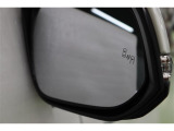 BSM搭載。並走車両が死角に入るとインジケーターが点灯。さらにウィンカーを出すと点滅します。BSMのシステムを活用し、バック出庫の際に左右から接近する車両を検知警告するRCTAも搭載しています。