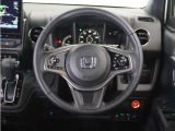 【Honda SENSING】 カメラ等装置で精度の高い検知能力を発揮、安全運転を支援します。ステアリング上のコントローラーに注目!