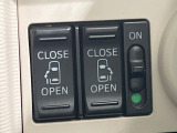 【両側パワースライドドア】スマートキーや運転席のスイッチで後席両側スライドドアの開閉が可能♪電動だから力を入れてドアを開ける必要が無く、小さなお子様でも簡単に開け閉めでき快適です♪