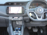 すっきりした運転席周りにはナビやエアコンの操作パネルを設置しておりますので、お一人での運転でもご安心できます。