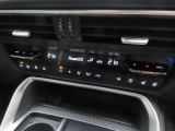 運転席と助手席それぞれで温度調整が可能なオートエアコンに加え、ステアリングヒーターと前二席分のシートヒーターが車内を快適に保ちます。