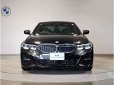 【BMWの伝統】BMWの特徴的な“キドニーグリル”は、80年以上続く伝統の形でございます。変わらないこだわりのデザインが、プレミアムブランド“BMW”を創り出します。
