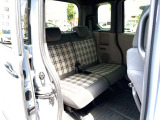 後席シートも広々と座れるのがこのお車の魅力です♪足元にゆとりのあるスペースを確保するなど、快適にドライブを楽しんでもらえる工夫や拘りを感じます♪