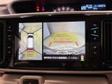 4つのカメラがしっかりサポート。駐車場や狭い路地などでも障害物が確認しやすく、真上からの目線でクルマの周囲が確認できて安心♪