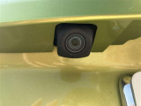 バックカメラ付いています。モニターと連動し車両後退時には後方の映像を映し出します。