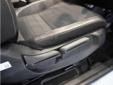【ハイトアジャスター】レバーの上下操作だけで、座面を運転しやすい高さへ簡単に調節できます。