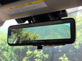 【スマートリヤビューミラー】後席の大きな荷物や同乗者で後方が確認しづらい時でも安心!カメラが撮影した車両後方の映像をルームミラー内に表示。クリアな視界で状況の確認が可能です!